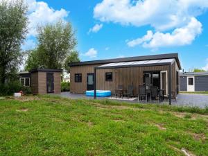 Bazén v ubytování Holiday Home in Molenschot near Nature Reserves nebo v jeho okolí