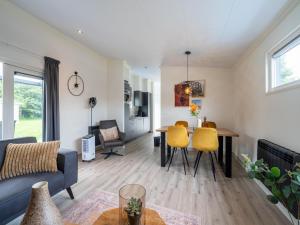 Posezení v ubytování Holiday Home in Molenschot near Nature Reserves