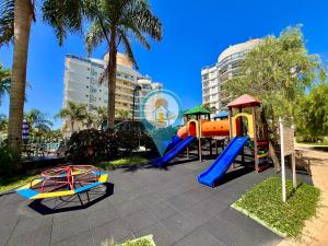 Un parque infantil con un tobogán y un tobogán. en N1401 VISTAMAR Amplo Club Praia Beto Carrero 4qrts, en Penha
