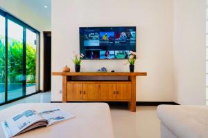 TV a/nebo společenská místnost v ubytování Sanook dream villas Nai Harn Beach