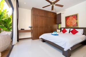 Postel nebo postele na pokoji v ubytování Sanook dream villas Nai Harn Beach