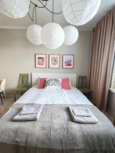 En eller flere senge i et værelse på Valoisa läpitalon kaksio