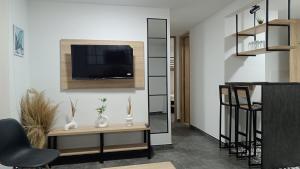 TV a/nebo společenská místnost v ubytování Elim Azul apartamento en renta ricaurte cundinamarca