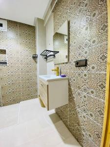 マラケシュにあるJulie Airport Marrakech Apartmentsの洗面台とシャワー付きのバスルーム +75枚の写真
