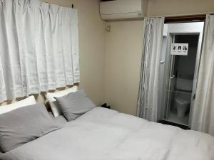 Voodi või voodid majutusasutuse 幕張メッセまで2分 東京ディズニーランドまで15分 毎日24時間 交通機関利用可 2 minute away from Makuhari Messe and 15 minutes away to Tokyo Disneyland and 24 Hours public transport toas