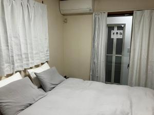 Voodi või voodid majutusasutuse 幕張メッセまで2分 東京ディズニーランドまで15分 毎日24時間 交通機関利用可 2 minute away from Makuhari Messe and 15 minutes away to Tokyo Disneyland and 24 Hours public transport toas