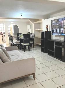 A television and/or entertainment centre at excelente casa inka con cochera en el centro