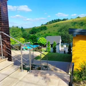 una vista desde el balcón de una casa en Domek w dolinie, en Berest 44 fotos más