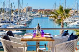 a table with chairs and a marina with boats at La Esquina 1B in Denia