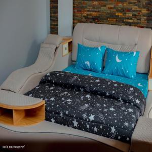 En eller flere senge i et værelse på Okapi Residence Resort