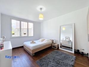Ένα ή περισσότερα κρεβάτια σε δωμάτιο στο Lumineux 3 pièces proche Paris