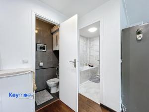 Ένα μπάνιο στο Lumineux 3 pièces proche Paris