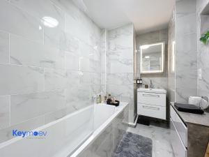 Ένα μπάνιο στο Lumineux 3 pièces proche Paris