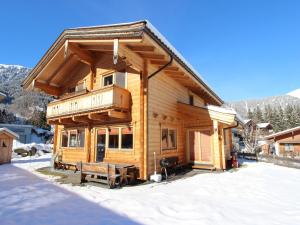 Widok na góry z tego domu w stylu alpejskim