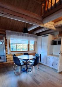 Una cocina con una mesa y sillas en una habitación. en Rustholli City Cottage Tampere, en Tampere