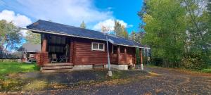 a log cabin with a porch and a driveway at Rustholli City Cottage Tampere in Tampere