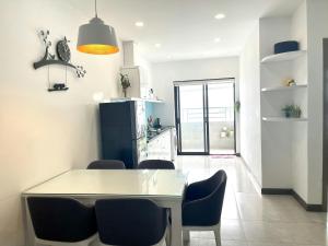 une cuisine et une salle à manger avec une table et des chaises dans l'établissement The Gold Beach Nha Trang Holtel & Apartment, à Nha Trang
