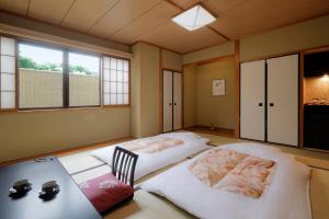 Postel nebo postele na pokoji v ubytování Gion Ryokan Karaku