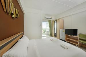 Un pat sau paturi într-o cameră la B32 Apartment