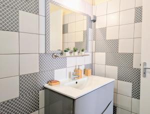 a bathroom with a sink and a mirror at Case Ti Piment - Accès privé à la plage in Saint-Gilles les Bains +14 photos