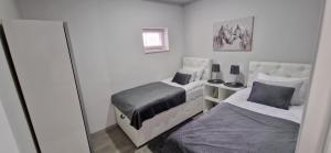En eller flere senge i et værelse på Apartmani i sobe Gromilovic Apartman 4