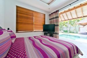 Un pat sau paturi într-o cameră la Serenity villa 4 bedrooms big pool Seminyak Bali +30 fotografii