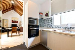 O bucătărie sau chicinetă la Serenity villa 4 bedrooms big pool Seminyak Bali