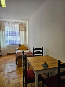 Habitación con mesa, cama y dormitorio. en Hostel kamelarny dla seniorow z celodobowa opieka Wera, en Ząbki