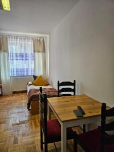 Habitación con mesa, cama y dormitorio. en Hostel kamelarny dla seniorow z celodobowa opieka Wera, en Ząbki