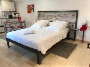 Un pat sau paturi într-o cameră la La Cour des Amis