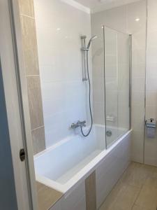 Ένα μπάνιο στο Cannes Beach Access, Private Room in Shared 3-Bedroom Apartment, Private Bathroom, Living Room with Sea View Suite Parentale salle de bain privée accès plages & vue mer du salon dans appartement partagé chez l'habitant +16 φωτογραφίες