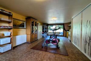 a room with a gym with a exercise bike in it at Rustique & authentique maison au vert in Rai-sur-Rîle