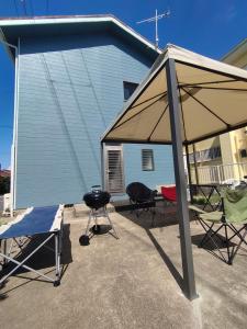 Fotografie z fotogalerie ubytování ビーチまで徒歩5分 BBQ無料 7名迄OK 戸建て貸切宿 Bignet villa v destinaci Miyamae