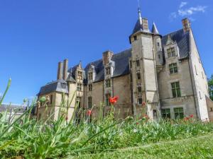 an old castle with flowers in front of it at App 3 - T2 Calme et Lumineux Hyper-Centre 5min de la gare in Évreux +22 photos