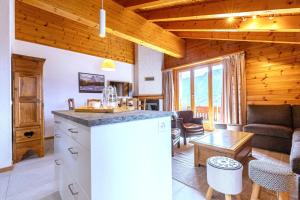 een keuken en een woonkamer in een blokhut bij Meinaz W 030 - QUIET apartment 7 pers in Veysonnaz