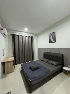 a bedroom with a large bed in a room at Kuching Metrocity Tiana Homestay in Kuching