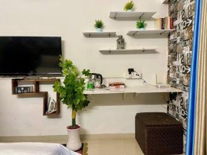 TV a/nebo společenská místnost v ubytování Shubhlaxmi Studio Apartment with sit out - Linking rd + 17 fotografií