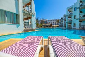 Bazén v ubytování Ladonia Hotels Mio Bianco nebo v jeho okolí