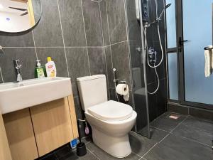 une salle de bain avec toilettes, lavabo et douche dans l'établissement THE COLONY INFINITUM Sweet Home SR, à Kuala Lumpur