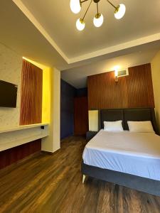 Uma cama ou camas num quarto em RR Forest View