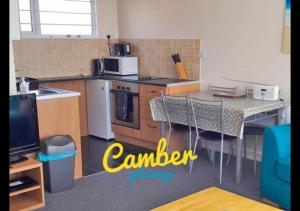 Una cocina con una mesa con sillas y un mostrador. en K90 - Chalet - Parkdean Resorts, Camber Sands, en Camber 22 fotos más