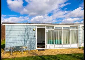 Casa pequeña con patio y mesa en K90 - Chalet - Parkdean Resorts, Camber Sands, en Camber