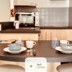 una cucina con ciotole e utensili su un bancone di H11 Petit duplex citadin a Vitré Altre 10 foto