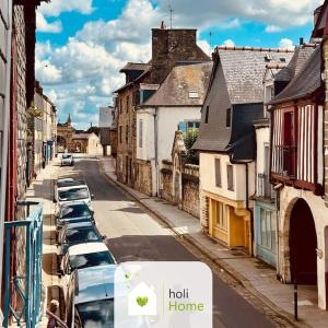 una fila di auto parcheggiate in una strada con case di H11 Petit duplex citadin a Vitré