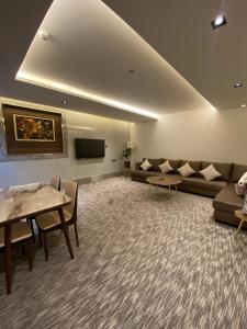Sunset Hotel for Hotel Services的电视和/或娱乐中心
