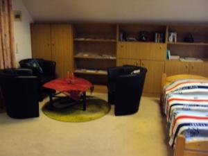 a room with a table and chairs and a room with a bed at Ferienwohnung Jork Altes Land bei Hamburg an der Elbe in Jork