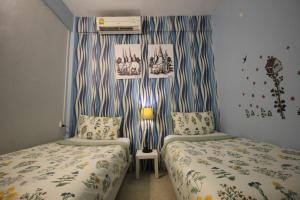 Postel nebo postele na pokoji v ubytování Baan Nampetch Hostel