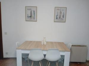 a dining room table with white chairs around it at GOOD WAY Nájera in Nájera