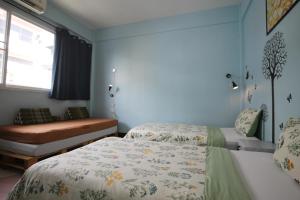 Postel nebo postele na pokoji v ubytování Baan Nampetch Hostel