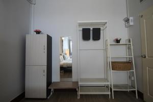 Postel nebo postele na pokoji v ubytování Baan Nampetch Hostel